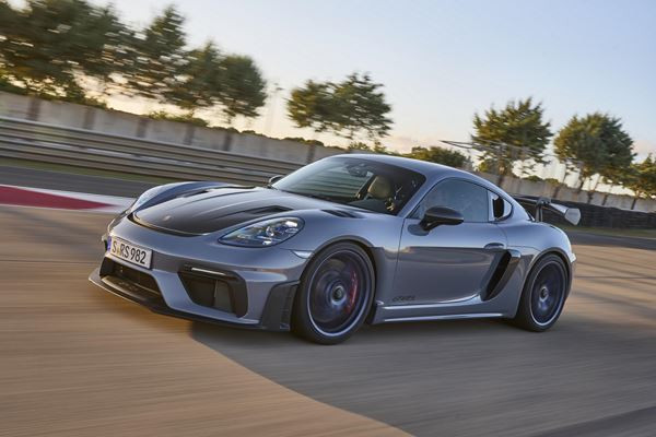 Le Porsche 718 Cayman GT4 RS embarque un moteur central à haut régime de 500 ch