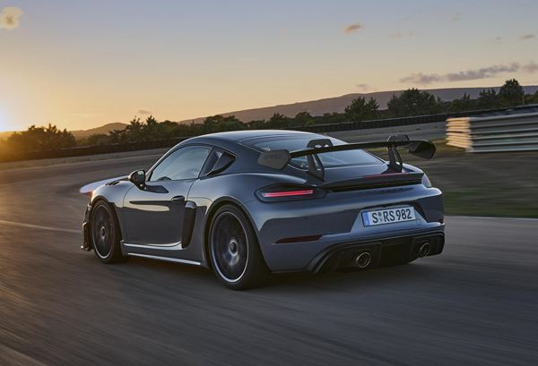 Le Porsche 718 Cayman GT4 RS embarque un moteur central à haut régime de 500 ch
