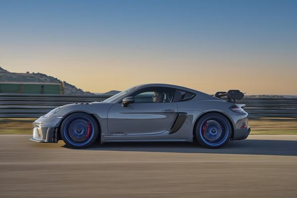 Le Porsche 718 Cayman GT4 RS embarque un moteur central à haut régime de 500 ch