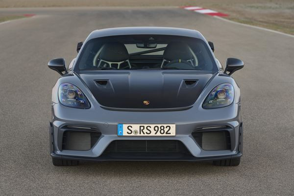 Le Porsche 718 Cayman GT4 RS embarque un moteur central à haut régime de 500 ch