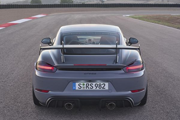 Le Porsche 718 Cayman GT4 RS embarque un moteur central à haut régime de 500 ch
