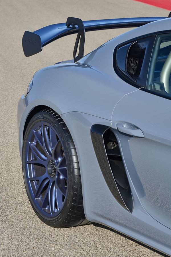 Le Porsche 718 Cayman GT4 RS embarque un moteur central à haut régime de 500 ch