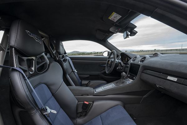 Le Porsche 718 Cayman GT4 RS embarque un moteur central à haut régime de 500 ch