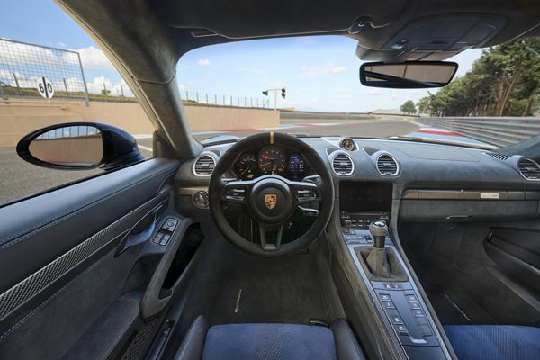 Le Porsche 718 Cayman GT4 RS embarque un moteur central à haut régime de 500 ch