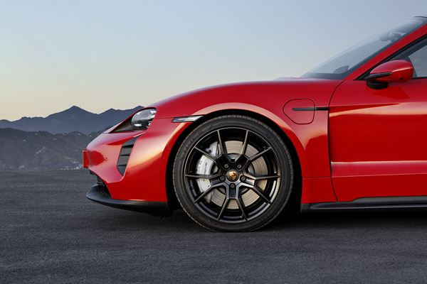 Le Porsche Taycan se décline dans une version fonctionnelle Sport Turismo