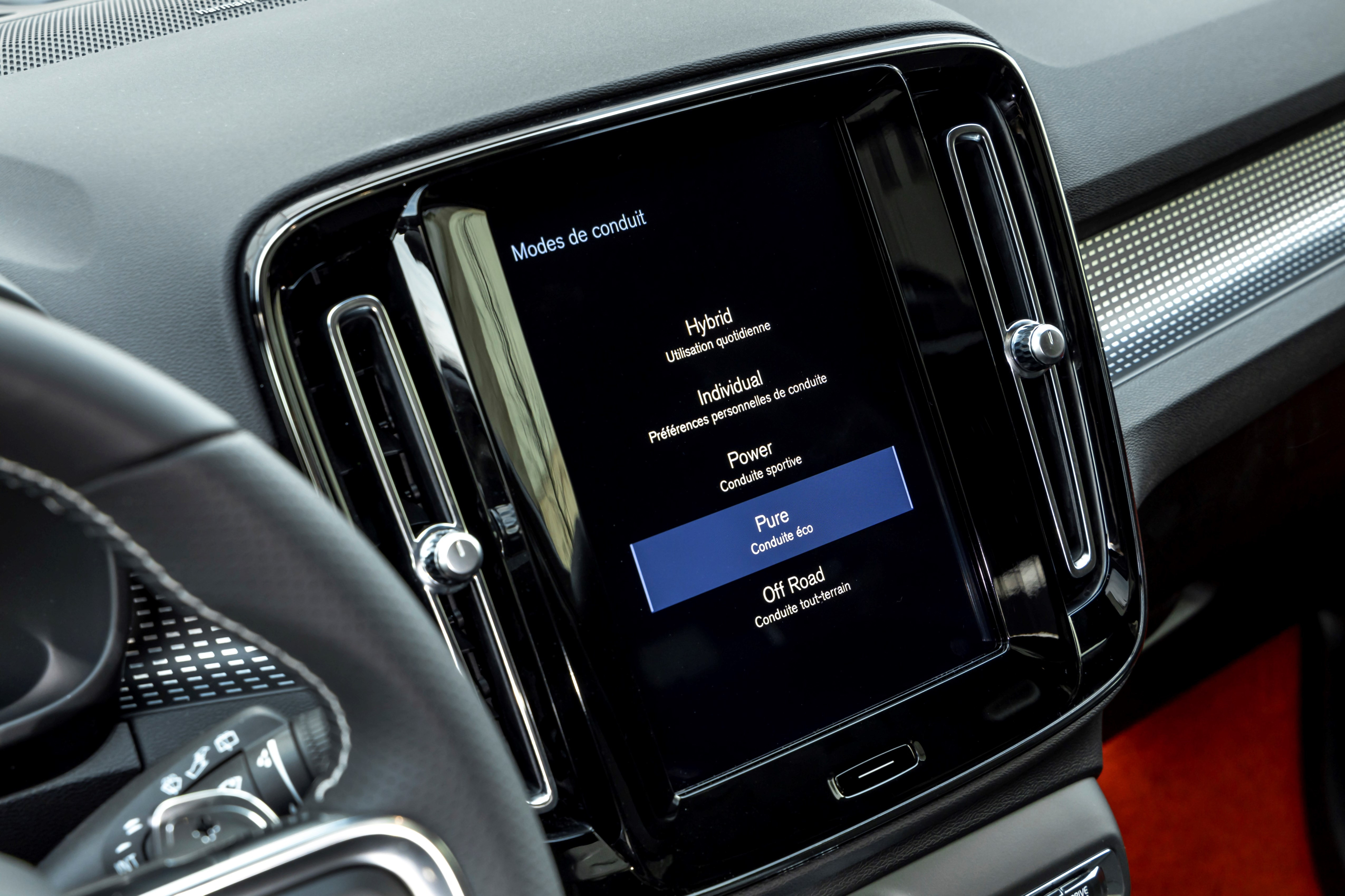 Le SUV compact Volvo XC40 s’offre quelques légères retouches de style