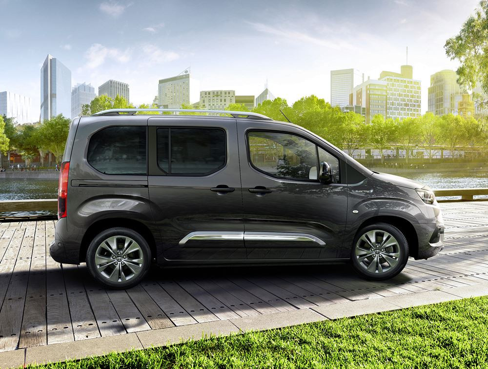 Le ludospace électrique Toyota Proace City Verso en approche
