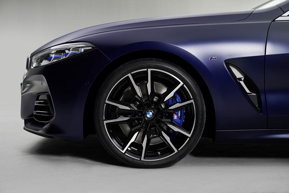 La BMW Série 8 Gran Coupé arbore une calandre « Iconic Glow » éclairée
