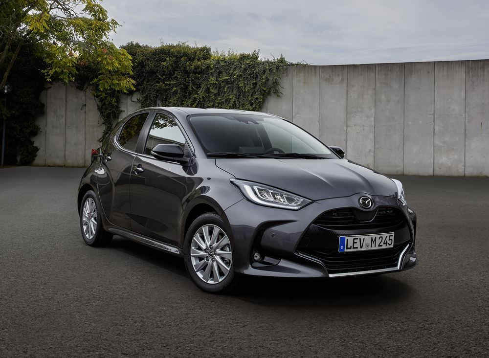 La berline polyvalente Mazda 2 Hybrid en approche