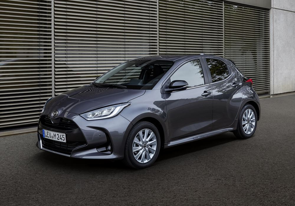 La berline polyvalente Mazda 2 Hybrid en approche