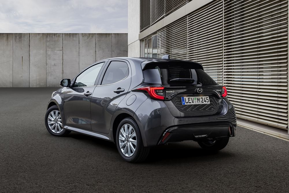 La berline polyvalente Mazda 2 Hybrid en approche