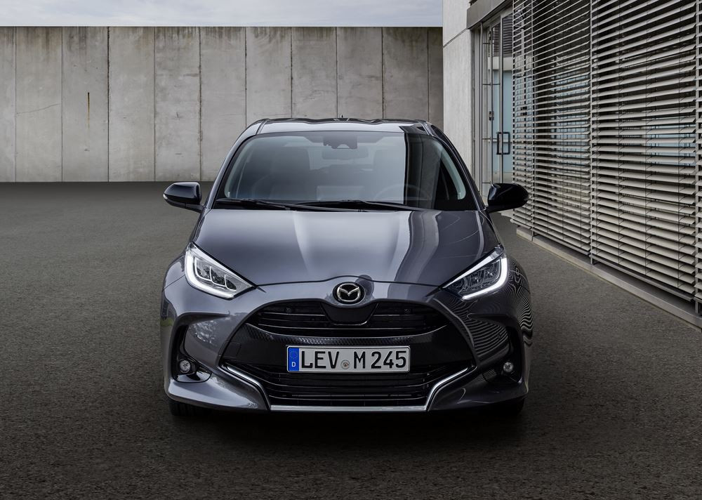 La berline polyvalente Mazda 2 Hybrid en approche
