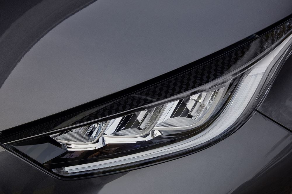La berline polyvalente Mazda 2 Hybrid en approche