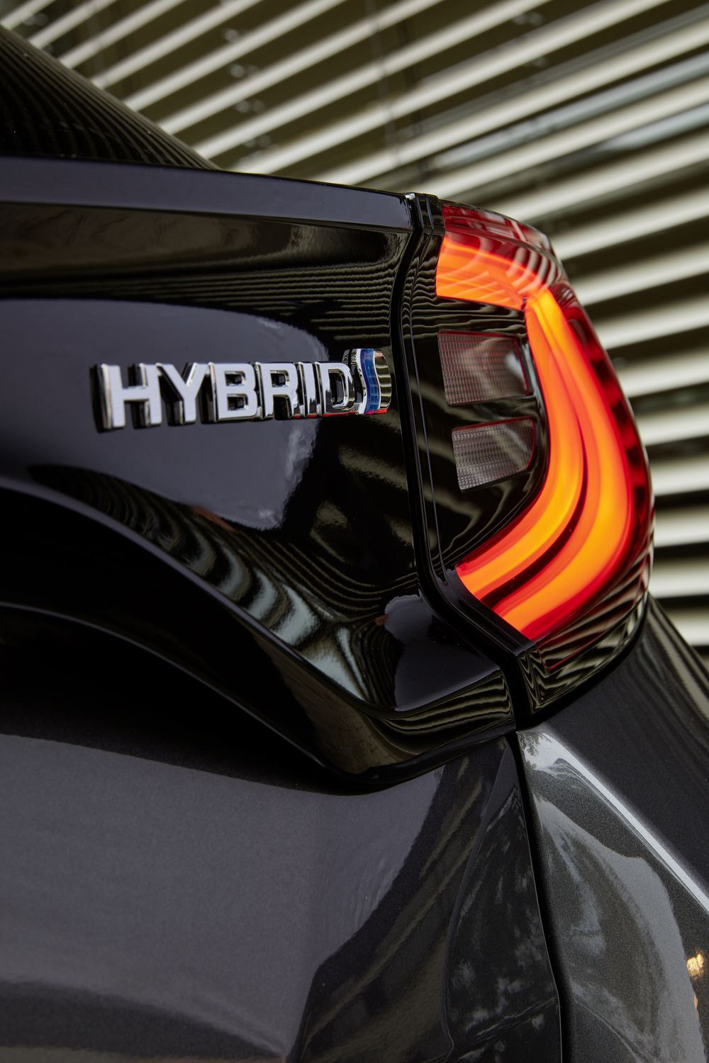 La berline polyvalente Mazda 2 Hybrid en approche