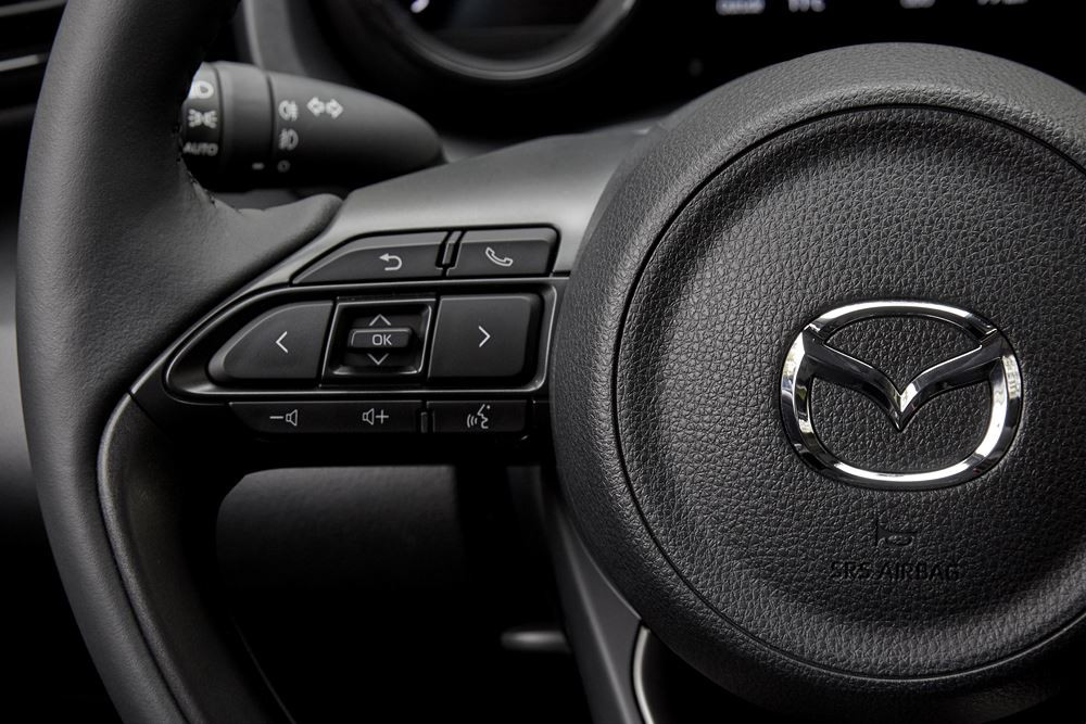 La berline polyvalente Mazda 2 Hybrid en approche
