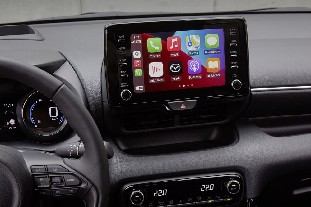 La berline polyvalente Mazda 2 Hybrid en approche