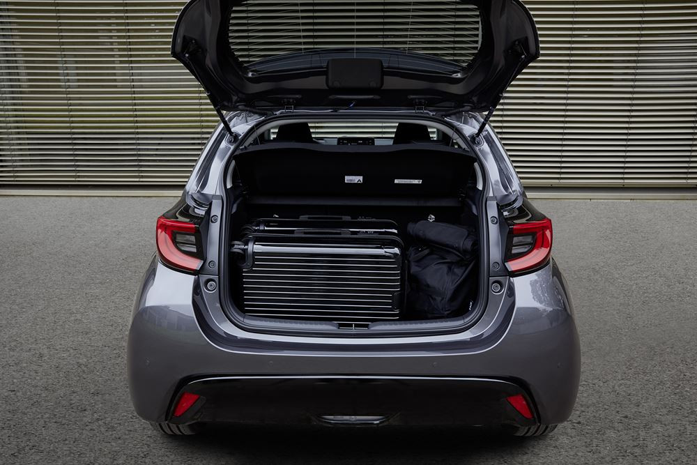 La berline polyvalente Mazda 2 Hybrid en approche