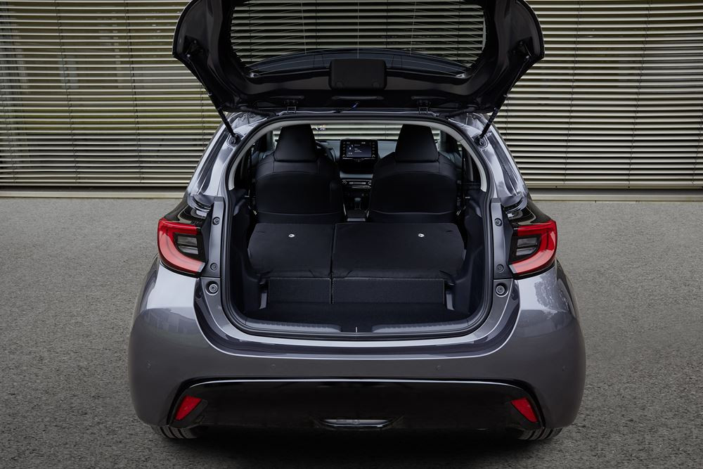 La berline polyvalente Mazda 2 Hybrid en approche