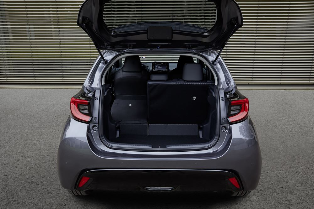La berline polyvalente Mazda 2 Hybrid en approche