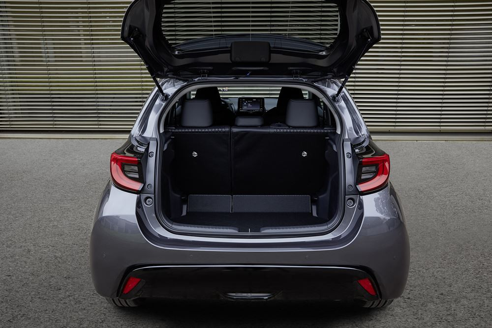 La berline polyvalente Mazda 2 Hybrid en approche
