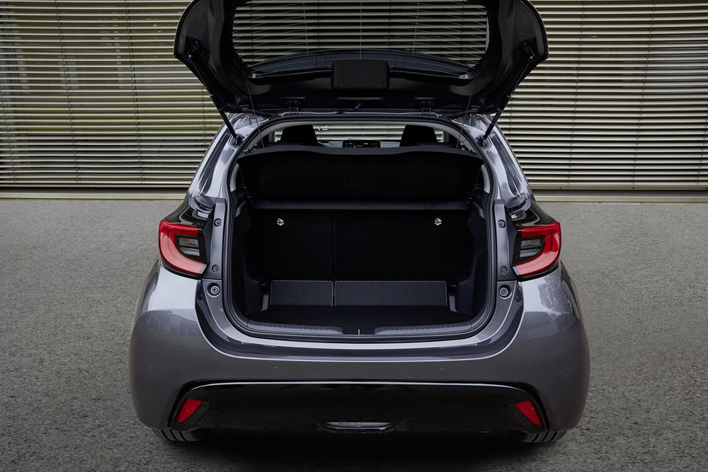 La berline polyvalente Mazda 2 Hybrid en approche