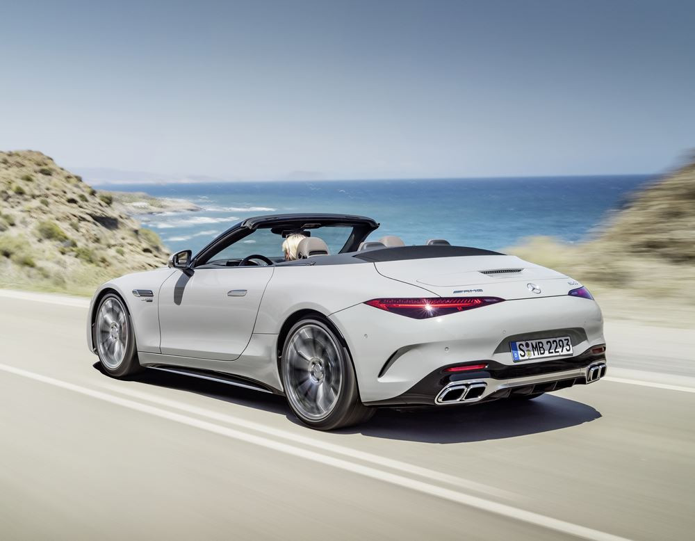Le Mercedes-AMG SL à capote en tissu revendique un caractère sportif