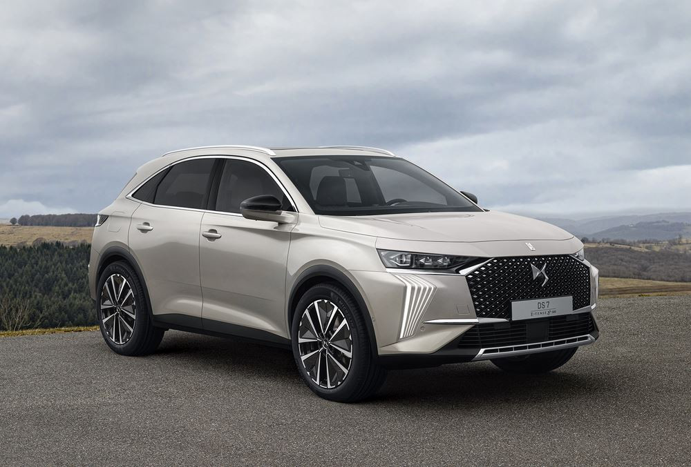 La DS 7 affiche un traité de carrosserie plus acéré et plus structuré
