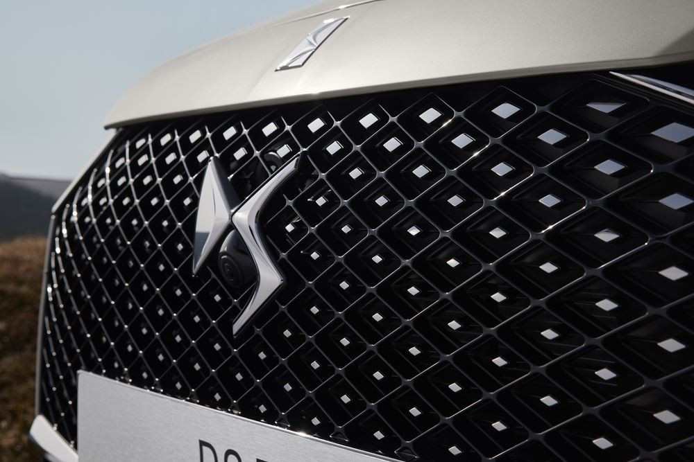 La DS 7 affiche un traité de carrosserie plus acéré et plus structuré