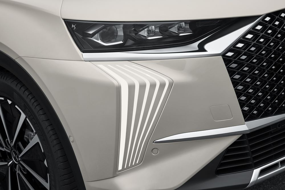 La DS 7 affiche un traité de carrosserie plus acéré et plus structuré