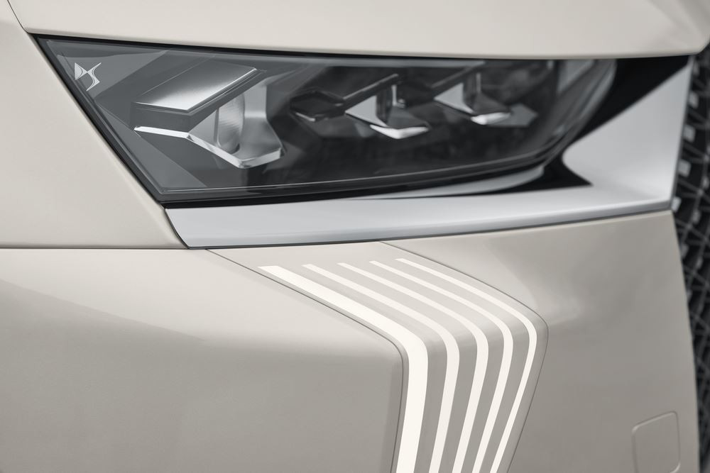 La DS 7 affiche un traité de carrosserie plus acéré et plus structuré
