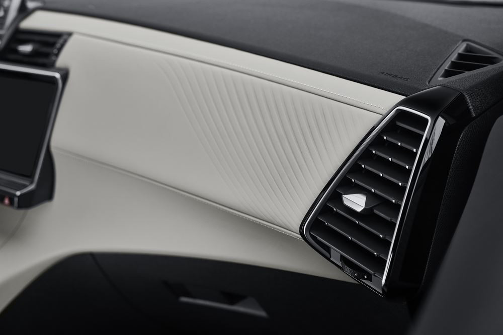La DS 7 affiche un traité de carrosserie plus acéré et plus structuré