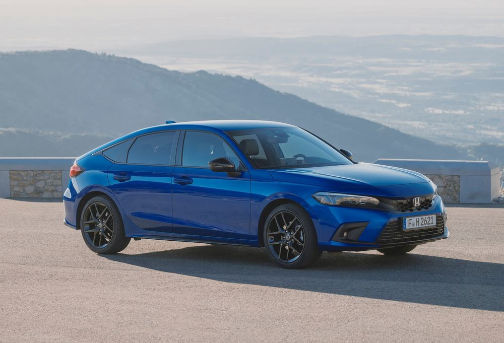 La Honda Civic hybride cinq portes se singularise par une ligne de toit plongeante