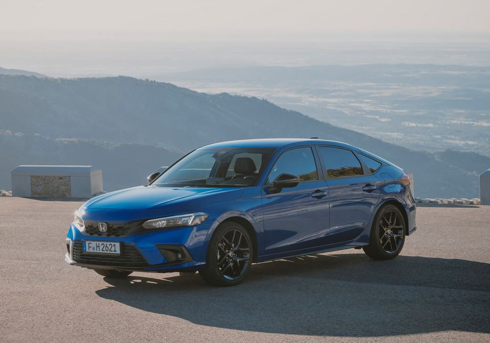 La Honda Civic hybride cinq portes se singularise par une ligne de toit plongeante
