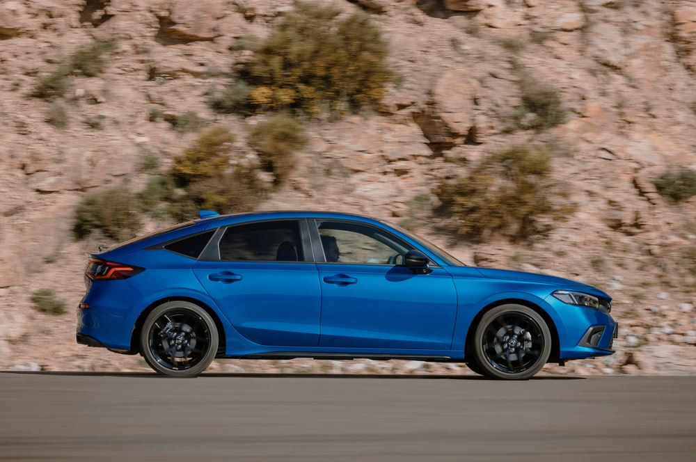 La Honda Civic hybride cinq portes se singularise par une ligne de toit plongeante