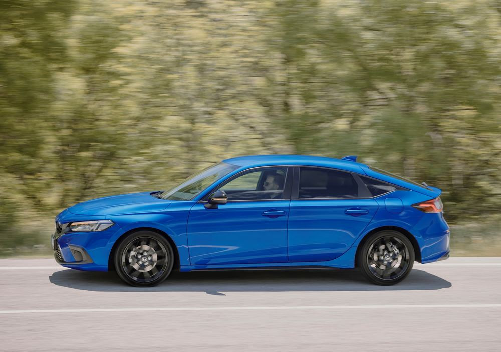La Honda Civic hybride cinq portes se singularise par une ligne de toit plongeante