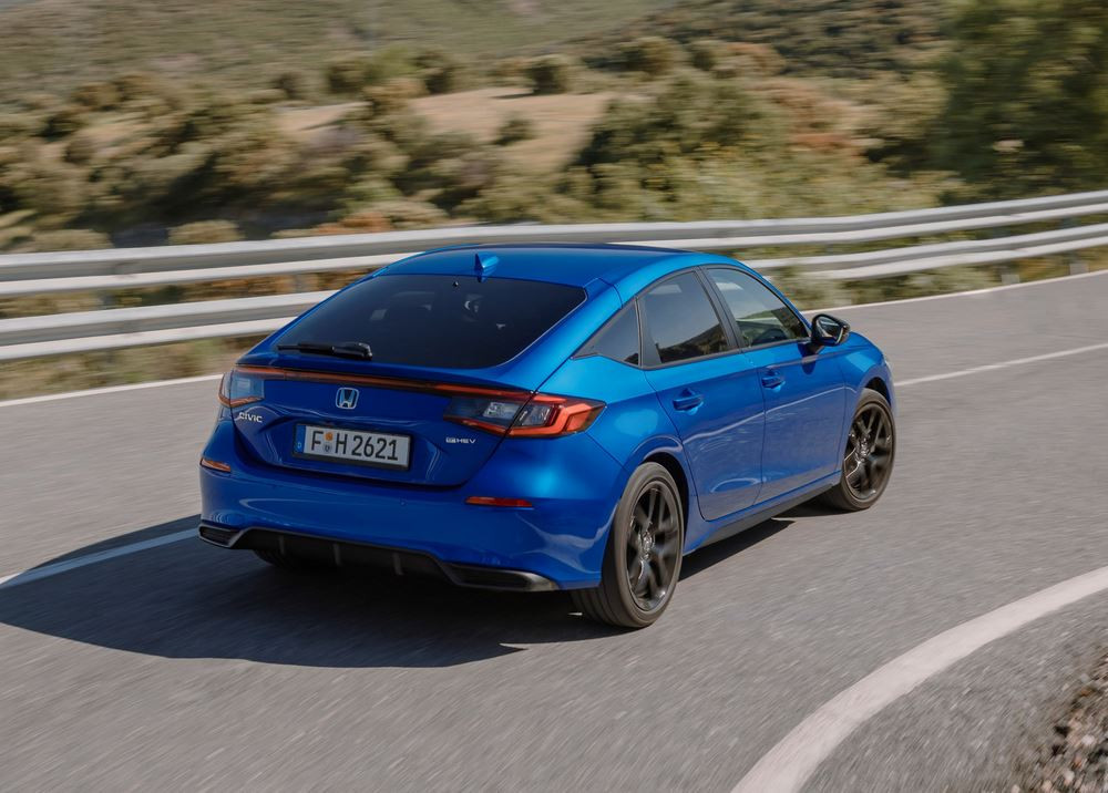 La Honda Civic hybride cinq portes se singularise par une ligne de toit plongeante