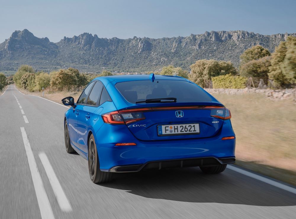 La Honda Civic hybride cinq portes se singularise par une ligne de toit plongeante