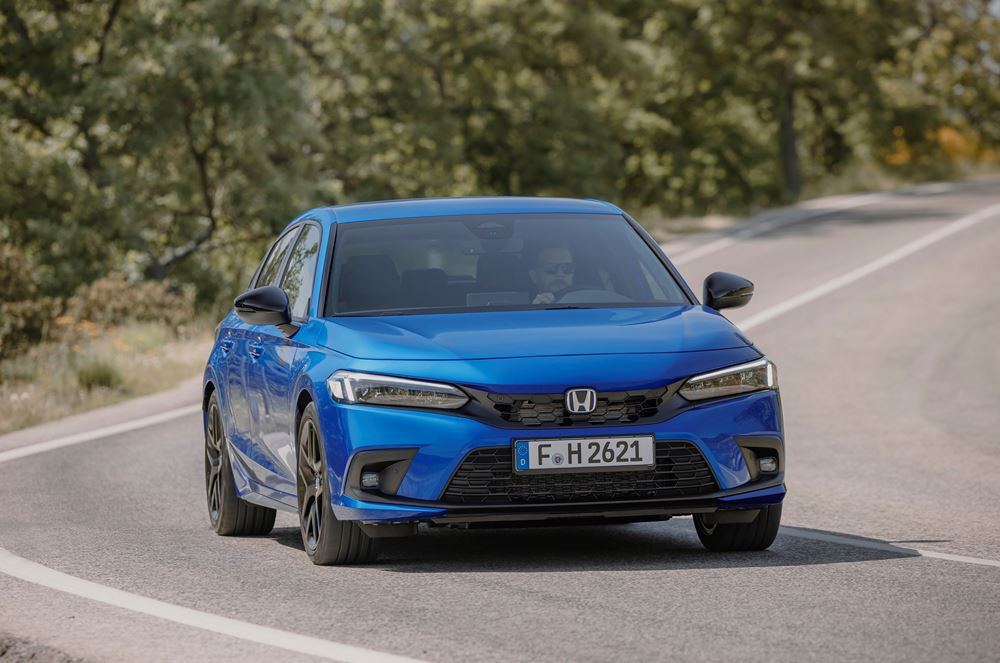 La Honda Civic hybride cinq portes se singularise par une ligne de toit plongeante