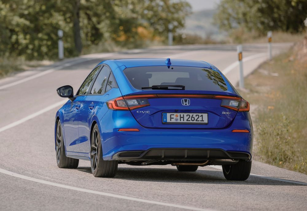 La Honda Civic hybride cinq portes se singularise par une ligne de toit plongeante