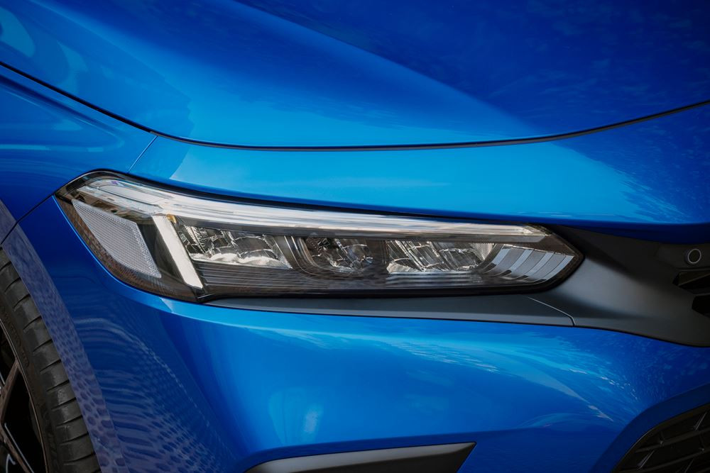 La Honda Civic hybride cinq portes se singularise par une ligne de toit plongeante