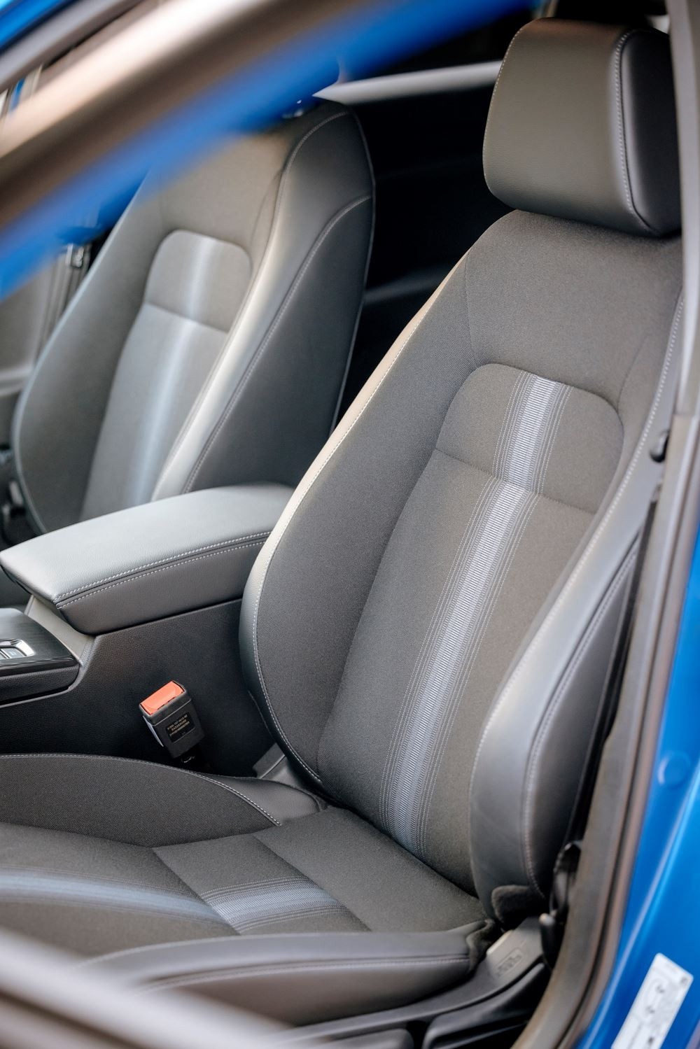 La Honda Civic hybride cinq portes se singularise par une ligne de toit plongeante