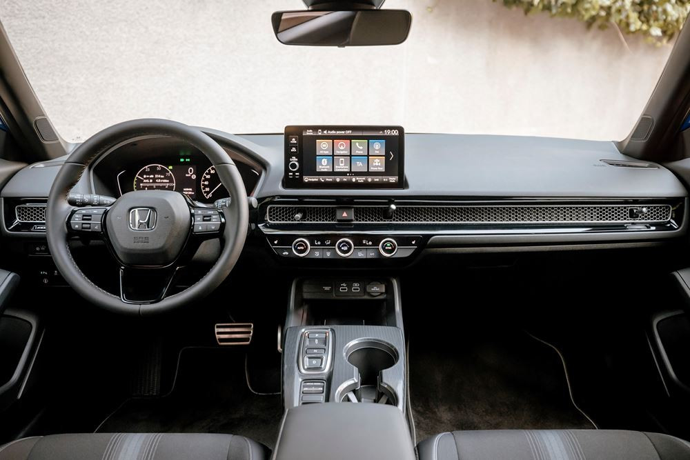 La Honda Civic hybride cinq portes se singularise par une ligne de toit plongeante