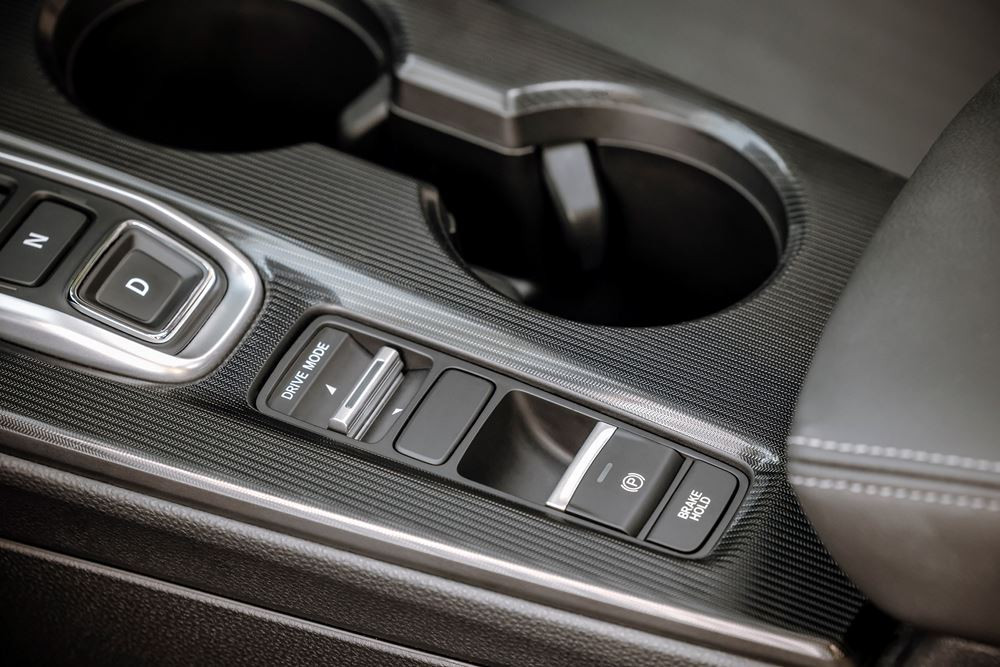 La Honda Civic hybride cinq portes se singularise par une ligne de toit plongeante