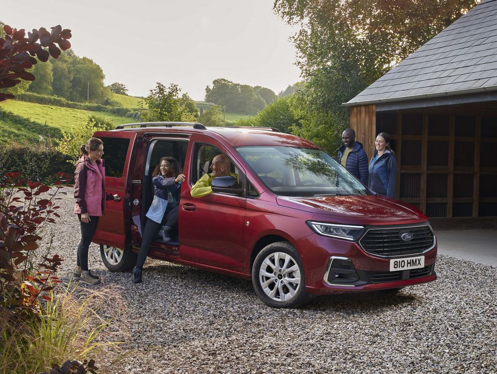 Le véhicule polyvalent Ford Tourneo Connect en approche