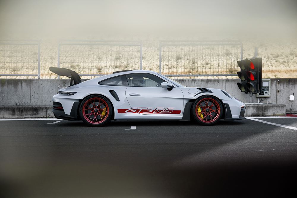 La Porsche 911 GT3 RS hautes performances affiche sa filiation avec son homologue de course
