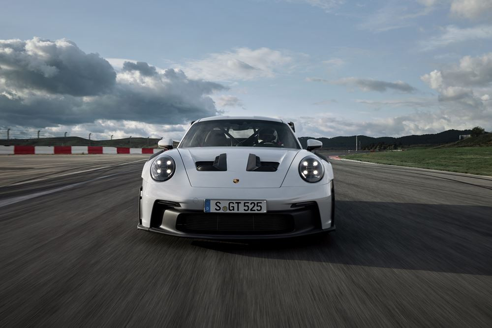 La Porsche 911 GT3 RS hautes performances affiche sa filiation avec son homologue de course