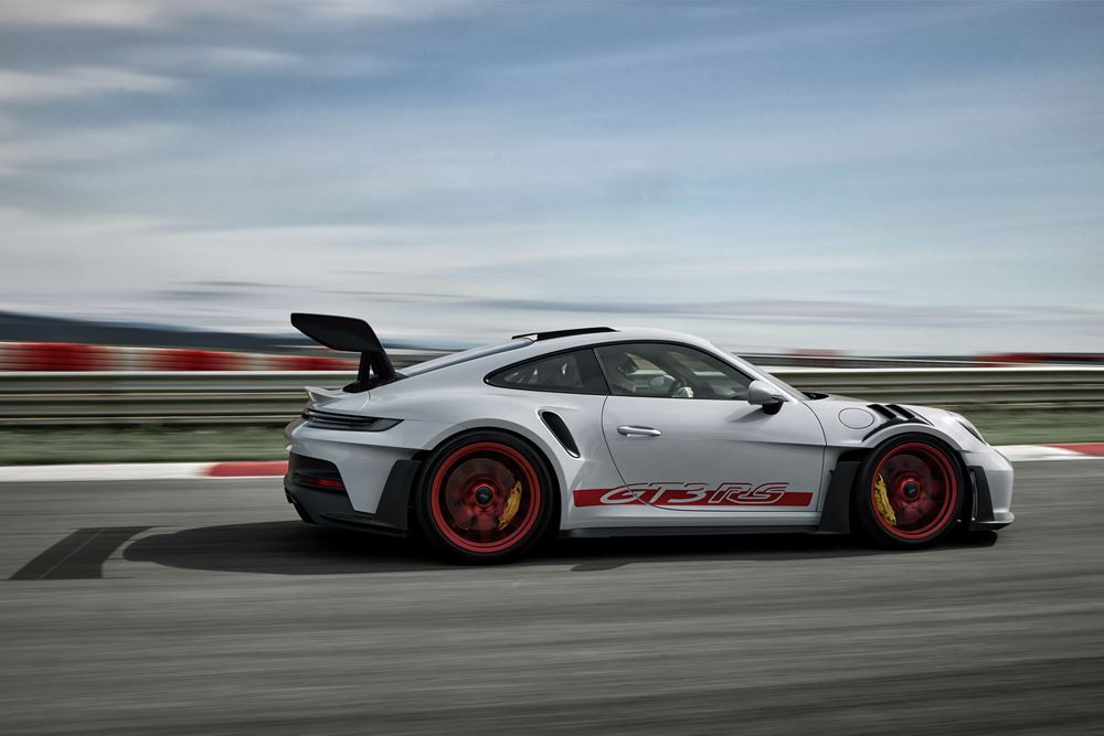 La Porsche 911 GT3 RS hautes performances affiche sa filiation avec son homologue de course