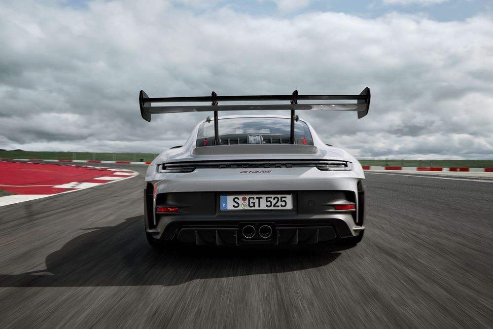 La Porsche 911 GT3 RS hautes performances affiche sa filiation avec son homologue de course