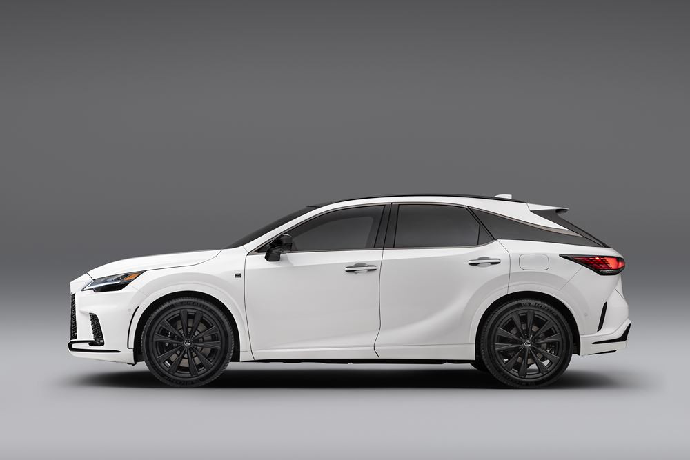 Le grand SUV premium Lexus RX affiche un caractère affirmé