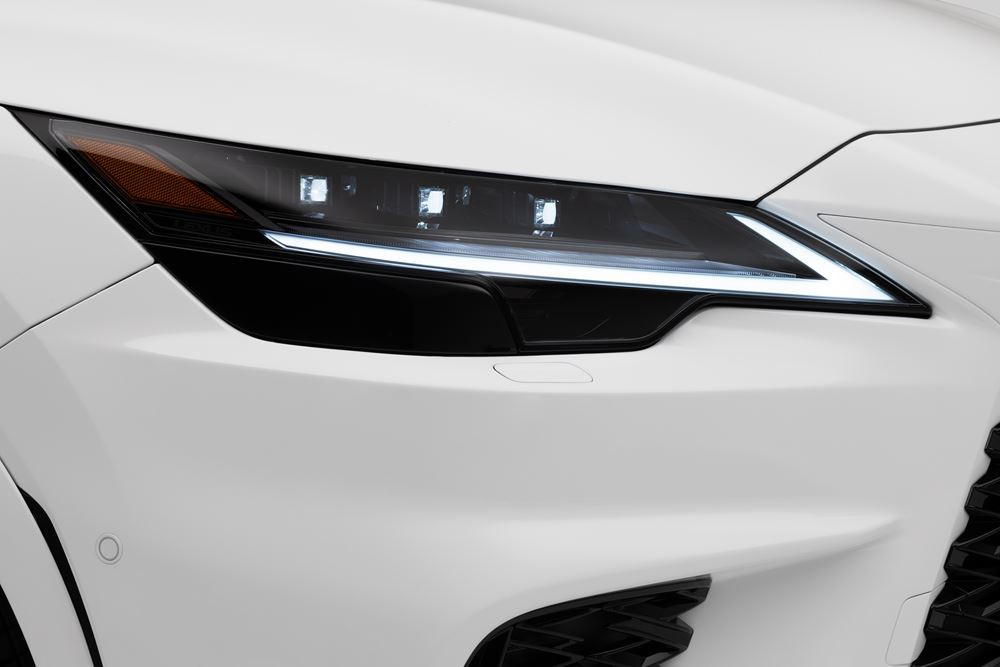 Le grand SUV premium Lexus RX affiche un caractère affirmé